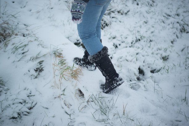 女孩在雪地里行走图片下载