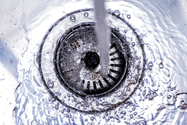 有自来水的厨房水槽图片下载