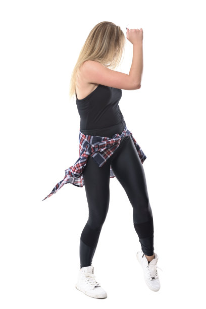 侧面的热情的女爵士舞者跳舞，微笑和向下看与手臂向上图片下载
