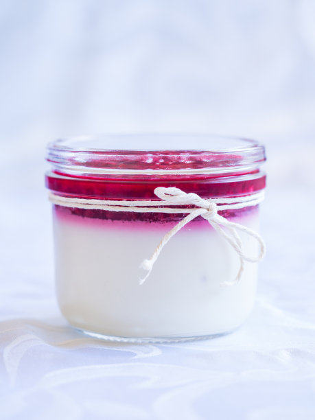 纯素白巧克力布丁配覆盆子酱图片下载