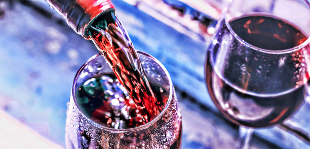 倒酒。圣诞节的葡萄酒。圣诞节，飘落的雪花，金色的雪花。新的一年图片下载