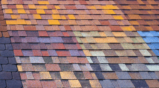 红色塑料瓦片的屋顶图片下载