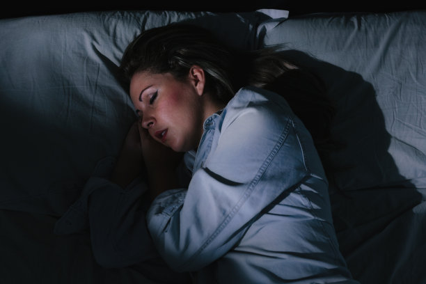 晚上平静地睡在床上的女人素材图片