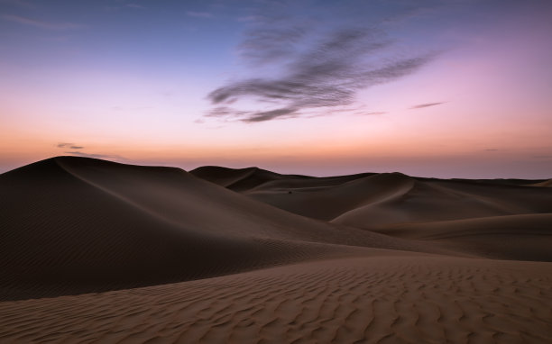 日落时分色彩鲜艳的沙漠天空图片下载