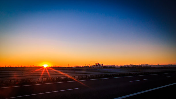 太阳落在产业后面图片下载