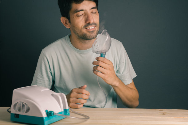 人在使用吸入器/喷雾器后呼吸缓解的肖像图片下载