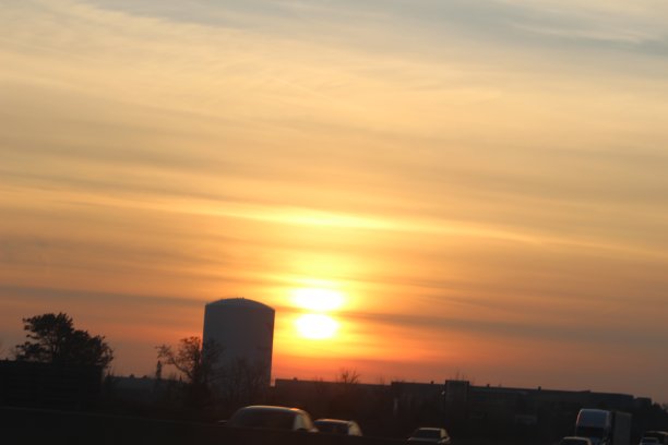 沿着高速公路开车时拍摄的日落照片图片下载