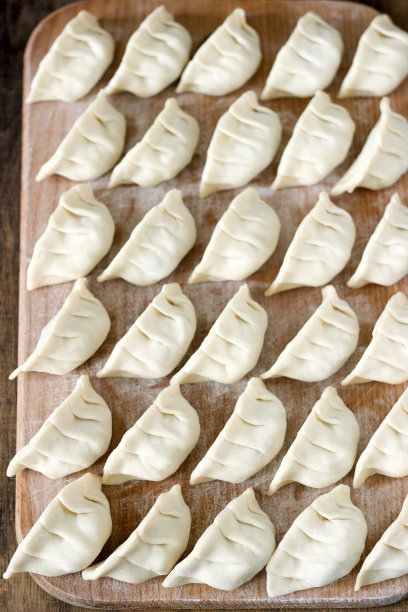 许多生饺子或格扎中国饺子，常见在东亚。素材图片