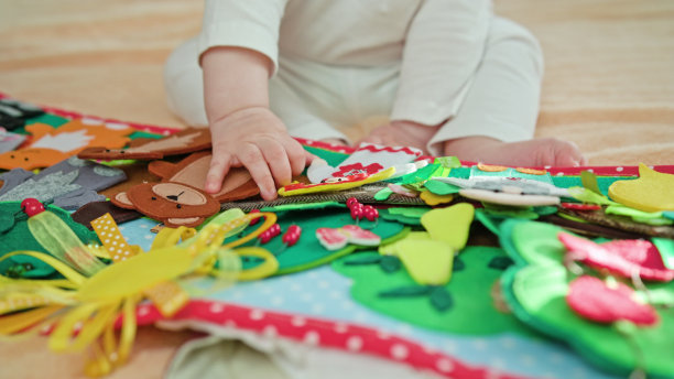 婴儿坐着和玩玩具图片下载