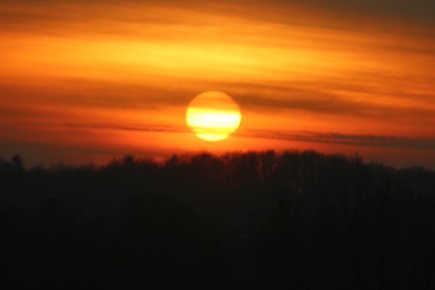 日落照片，而开车沿着高速公路放松的观点图片下载