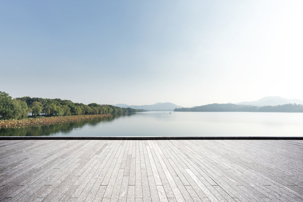 空大理石地板和美丽的湖在蓝天素材图片