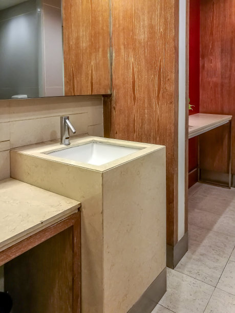 在现代厕所中，用大理石完成的站立矩形盥洗室图片下载