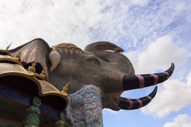 泰国寺庙里美丽的大象雕像。图片下载