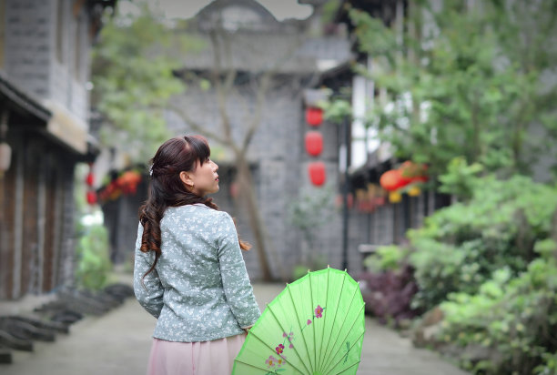 一个女人在古镇旅游图片下载