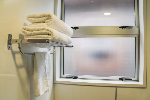 浴室铁架上的白色干净毛巾图片下载