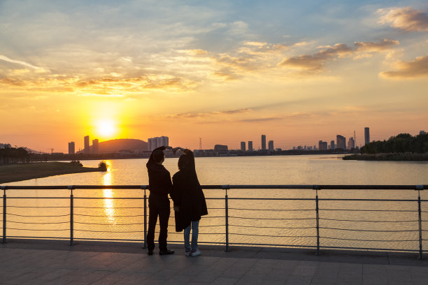 浪漫的年轻夫妇用手臂制造爱心图片下载