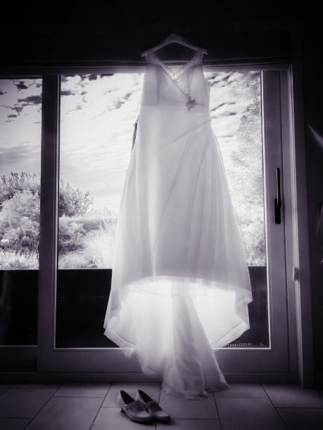 黑色和白色的婚纱和鞋子图片下载