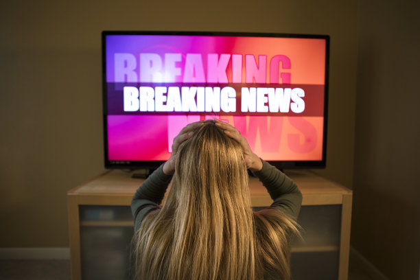 一名女性因观看电视新闻而倍感压力图片下载
