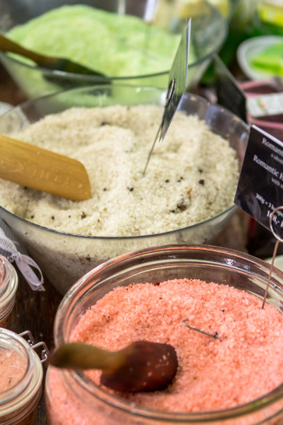 彩色的浴盐在杯子里图片下载