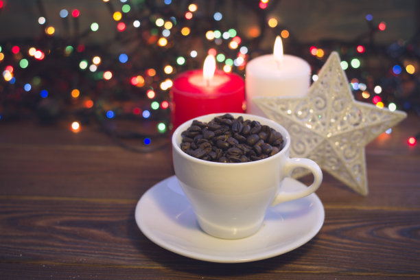 有咖啡杯和蜡烛的静物画图片下载