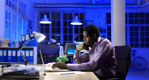 年轻的商人在家工作到很晚图片下载