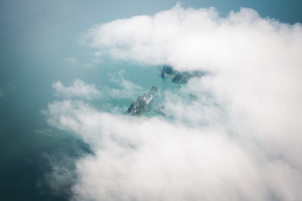 安达曼海岸岛屿鸟瞰图，普吉岛，泰国图片下载