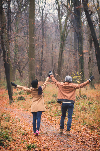 情侣们在充满秋天色彩的公园里。图片下载