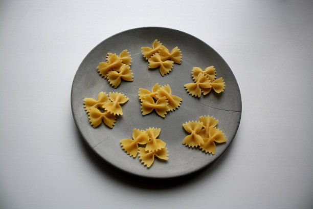 法法尔面食花卉图在盘子上图片下载