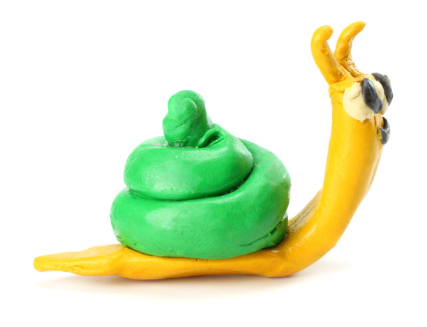 孩子的粘土蜗牛模型孤立在白色的背景图片下载