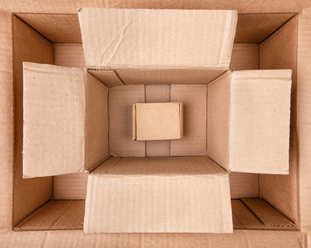 打开盒子装东西。图片下载