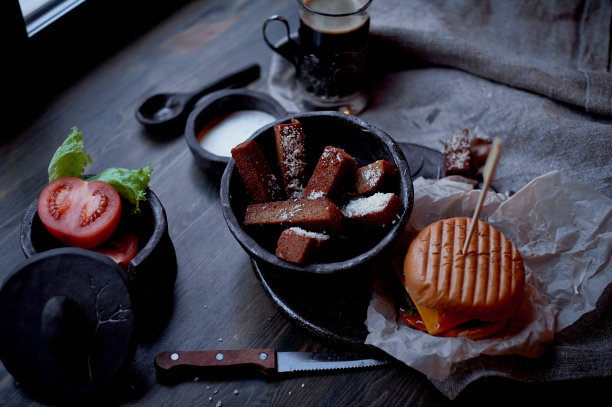 在黑暗的酒吧里的大蒜面包丁汉堡。丰盛的、快速的午餐。大气的照片图片下载