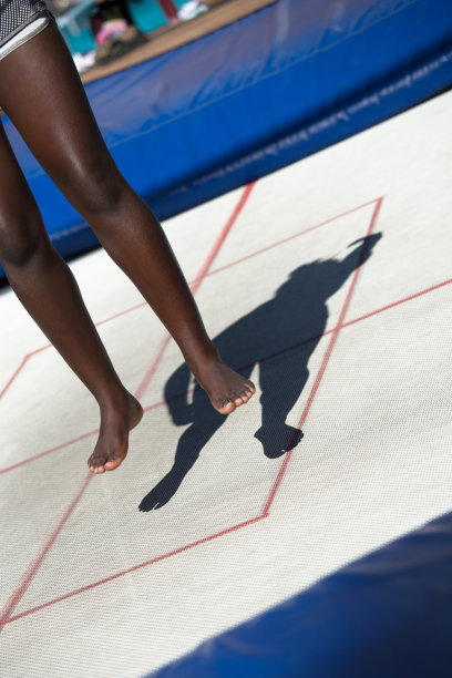 在蹦床上跳脚图片下载