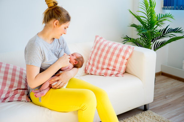 母亲给婴儿喂奶图片下载