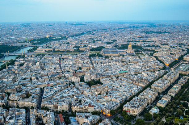 暮色中的法国巴黎。从这张照片上可以看到许多旅游景点。图片下载