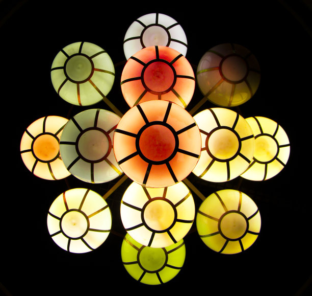 街灯的形状是一串串不同颜色的圆形图片下载