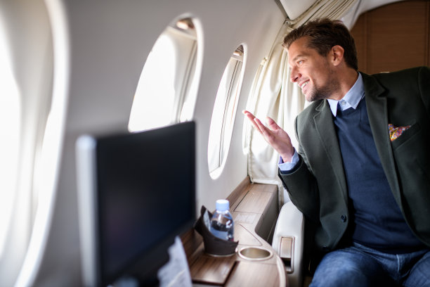 坐私人飞机的人图片下载