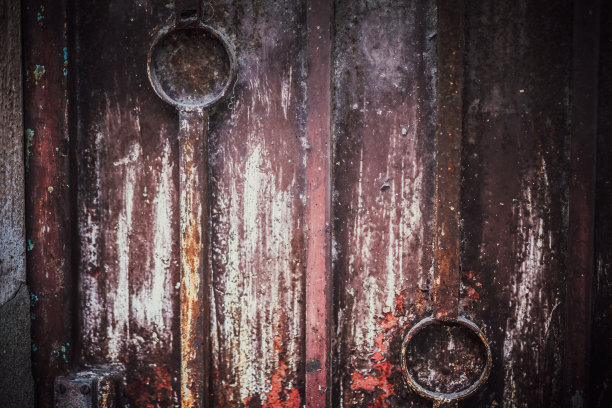 低调的灯光:旧门背景，旧门灯光和阴影，保守的色调和选择性焦点。图片下载