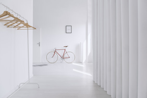 大厅里的木制衣架图片下载