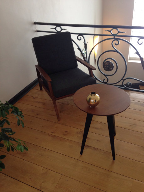 楼梯边的躺椅图片下载