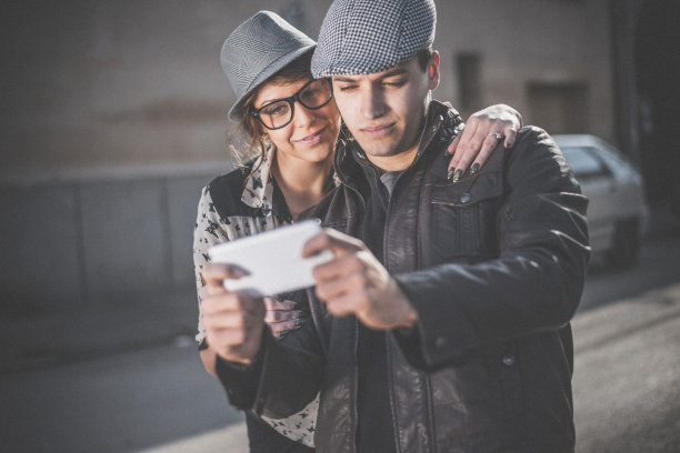 一对幸福的情侣在户外自拍图片下载