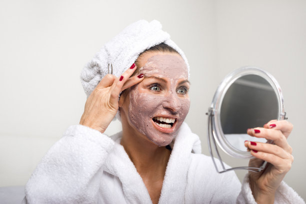 一个女人在脸上敷化妆面膜图片下载