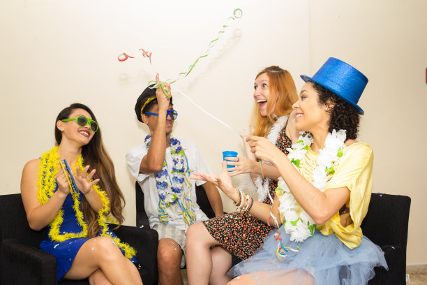 朋友们在聚会。庆祝巴西狂欢节。人把这条蛇向上扔图片下载