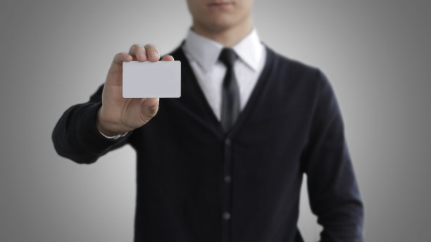 手持白牌的男子图片下载