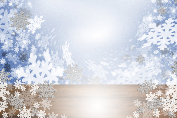 圣诞节，冬天背景的雪花，灯光和桌子。图片下载