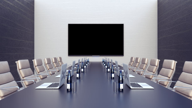 空的会议室和会议桌与笔记本电脑3d渲染素材图片