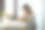 疲惫不堪的女人坐在办公室里放松图片下载
