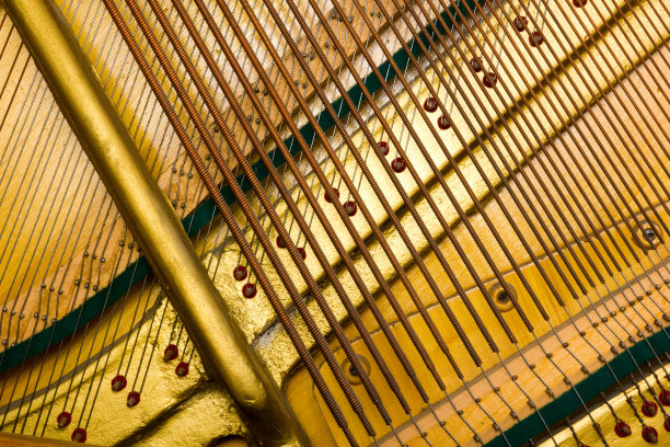 钢琴的内部排列，乐器的主题。背景图片下载