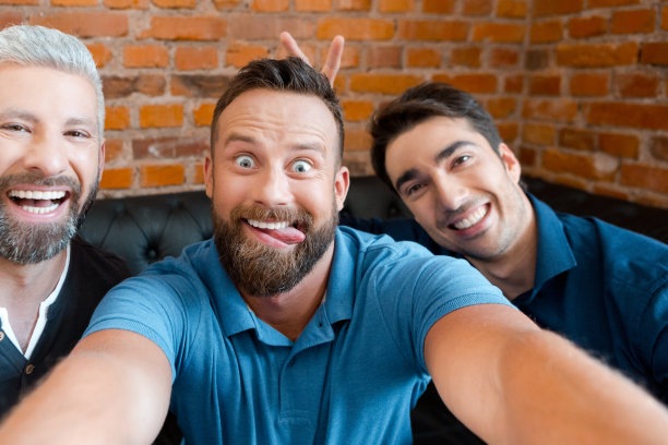 朋友们在酒吧里做鬼脸、自拍图片下载