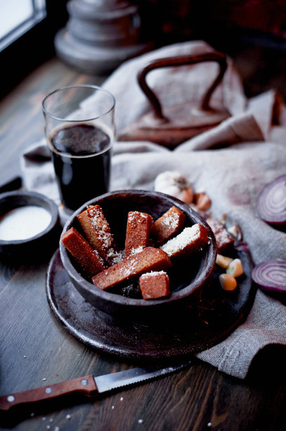 黑暗的酒吧里的蒜蓉面包丁。丰盛的、快速的午餐。大气的照片。黑啤酒图片下载