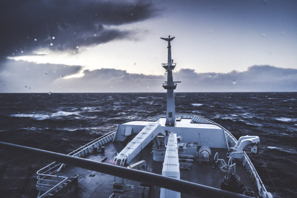 从波涛汹涌的海面上航行的船只的桥上素材图片